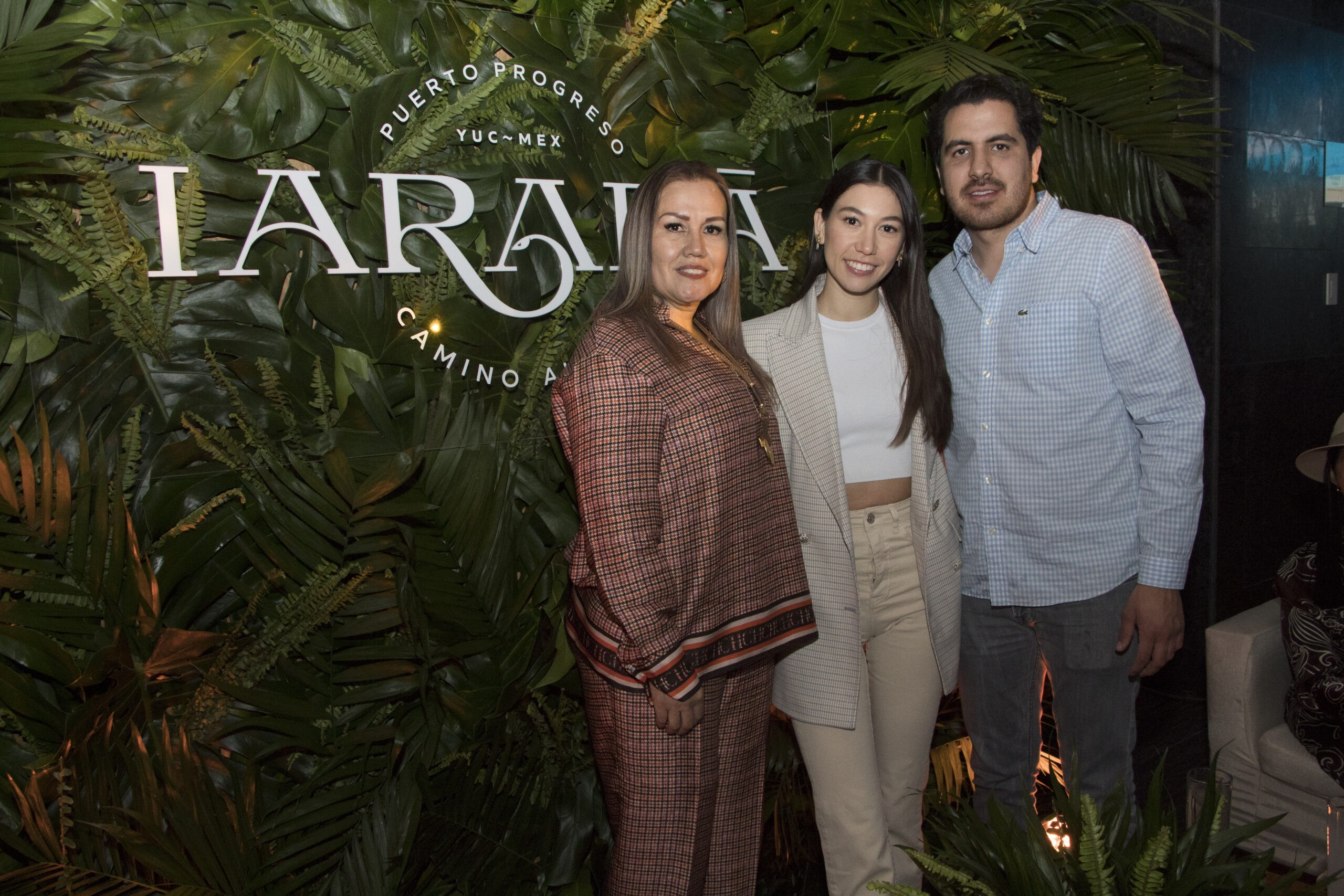 Elena Tovar, Camila Martínez y Christian Navarro