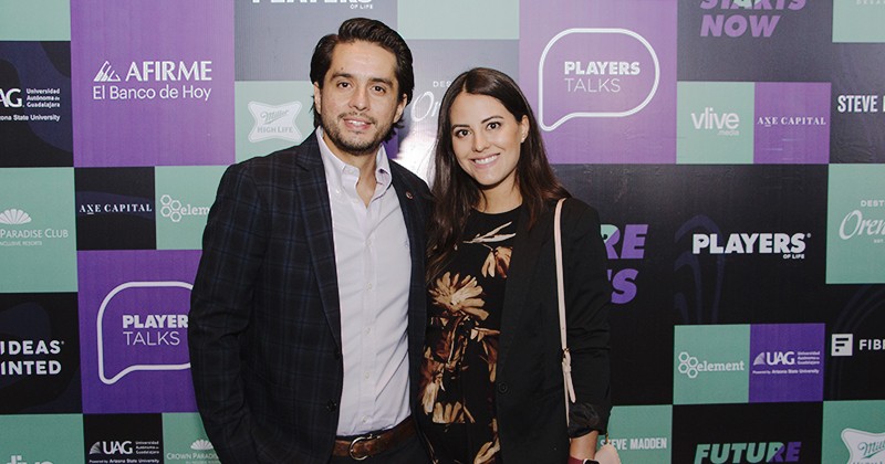 Hombre y mujer sonriendo en Players Talks 2022