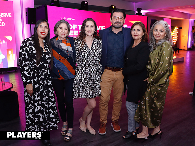 Karina Olmedo, Carmen Peña, Ingrid Padilla, Óscar Alvarado, Pola Peña y Martha Peña