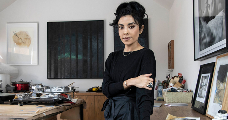 Paola Ávalos, artista plástica, suma exposiciones dando maestría a la técnica del encauste