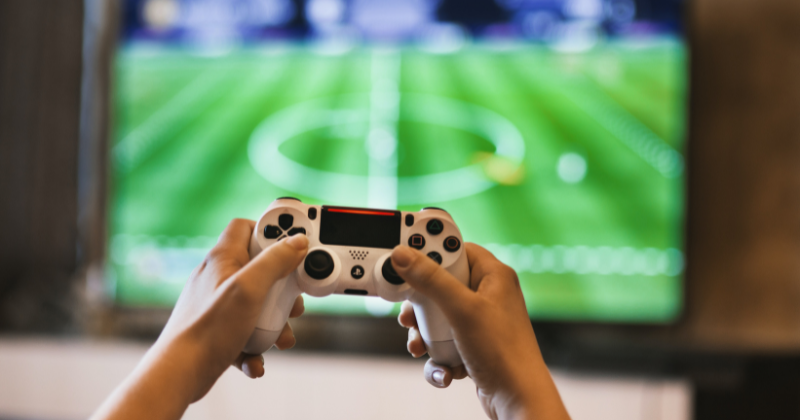 un gamer jugando en el Día Mundial del Videojuego