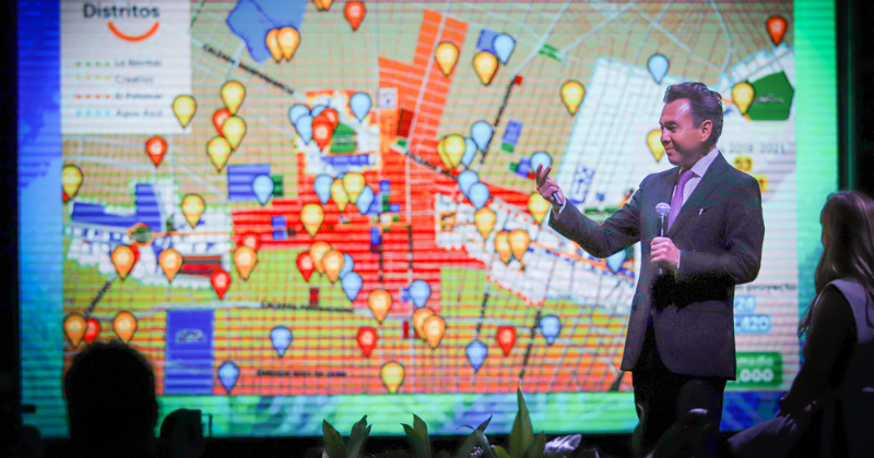 Pablo Lemus presentando avances en el Plan de repoblamiento Guadalajara en Foro AMPI 2023