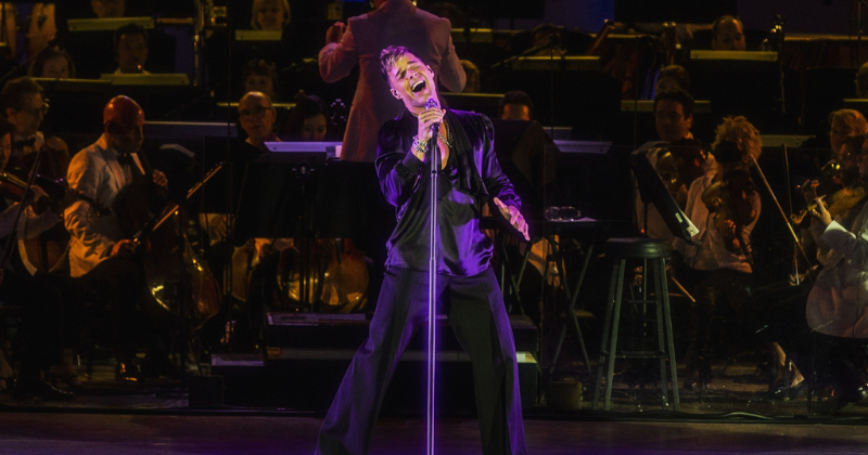 El cantante Ricky Martin con la orquesta de fondo que presentará en el Estadio 3 de Marzo