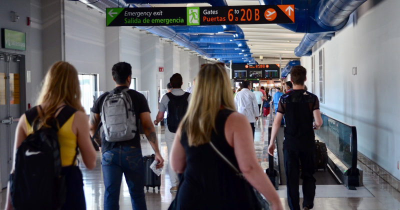 pasajeros llegando a los vuelos a Guadalajara