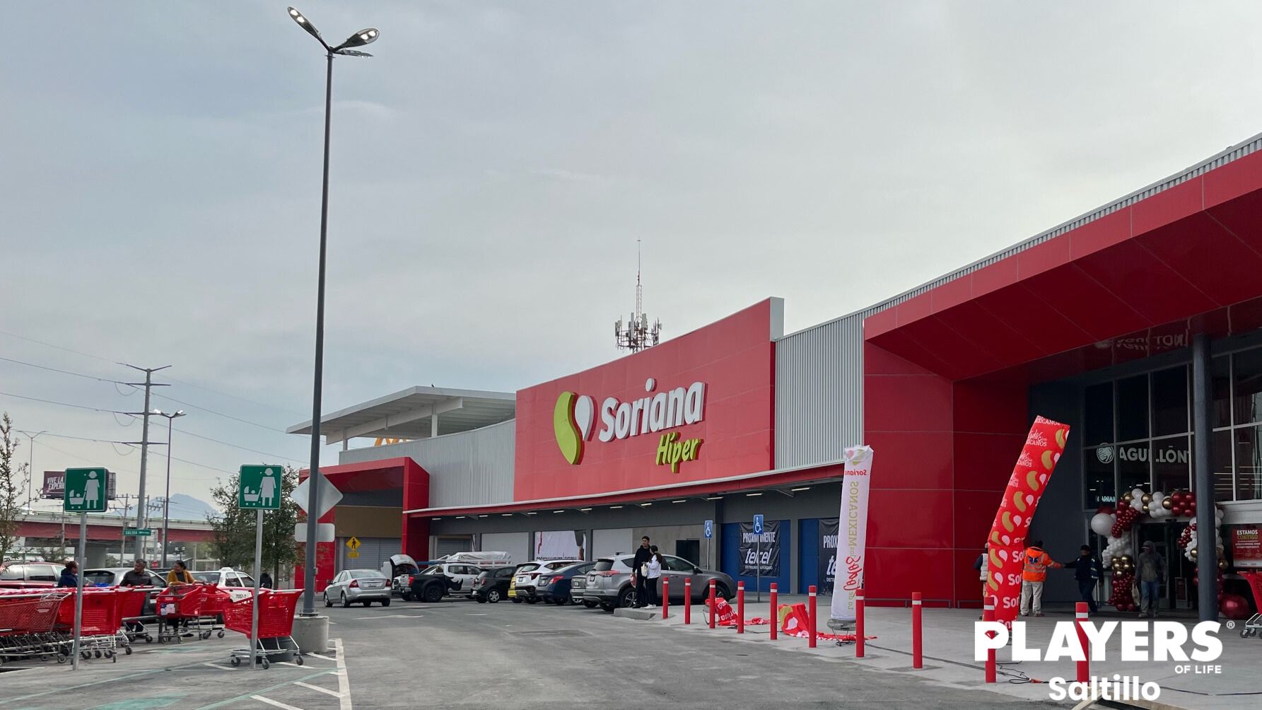 Soriana Híper Abasolo.