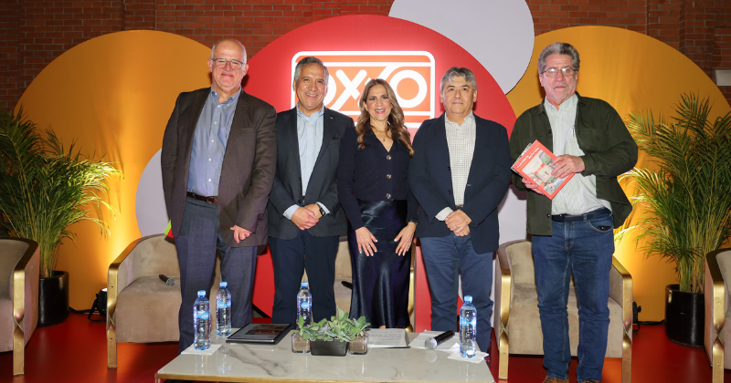 Presentación del libro 'A la vuelta de tu vida' por los 45 años de OXXO