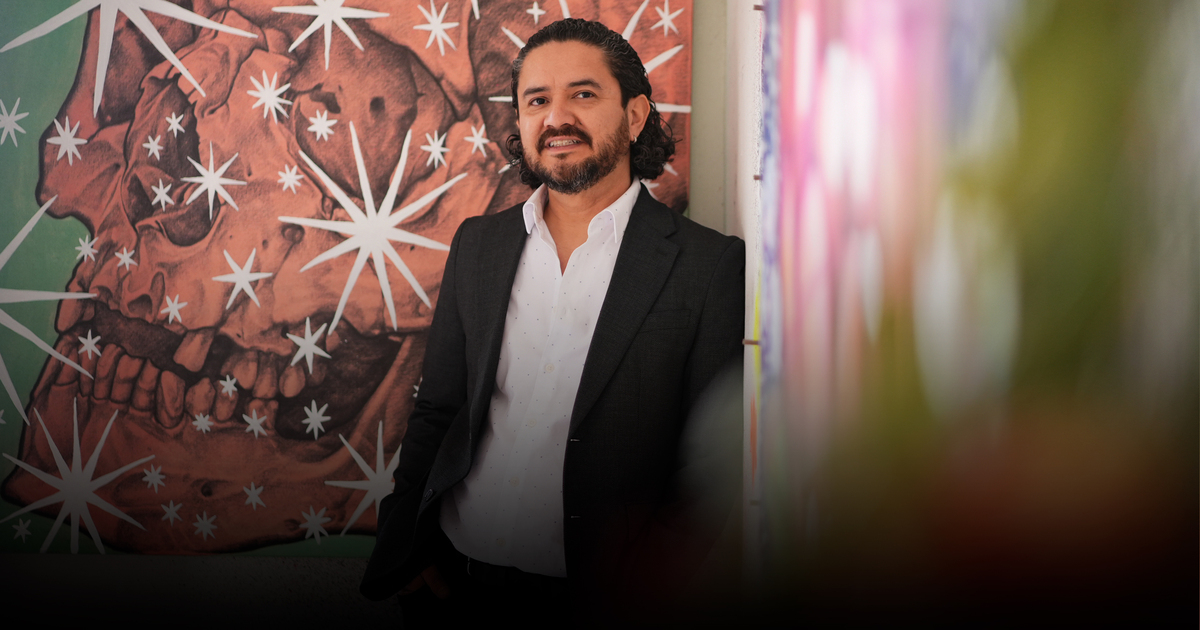 Román Eguía, reconocido artista lagunero, navega en dos planos que conviven entre sí: el arte y la vida personal.