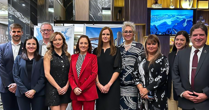 la titular de la Secretaría de Turismo de Nuevo León, Maricarmen Martínez Villarreal, acompañada de autoridades de ambos destinos.