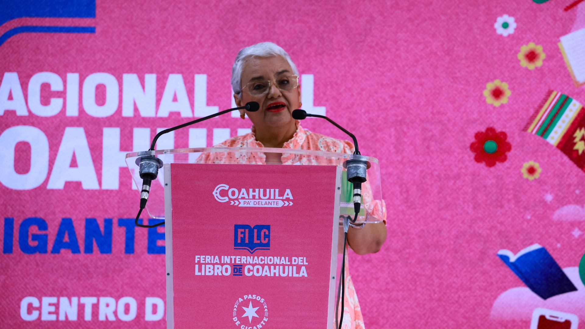 Esther Quintana, secretaria de Cultura de Coahuila, presenta la Feria Internacional del Libro en Torreón.
