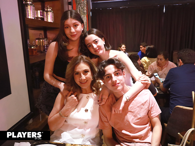 Astrid, Nayla, Anya y Rafael.