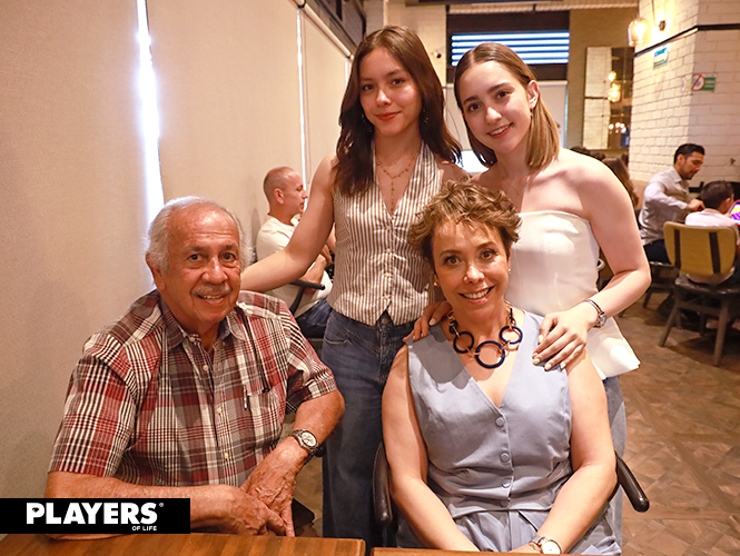 Daniela y Sofía Fuentes, Diana Ávalos y Tomás Ávalos.