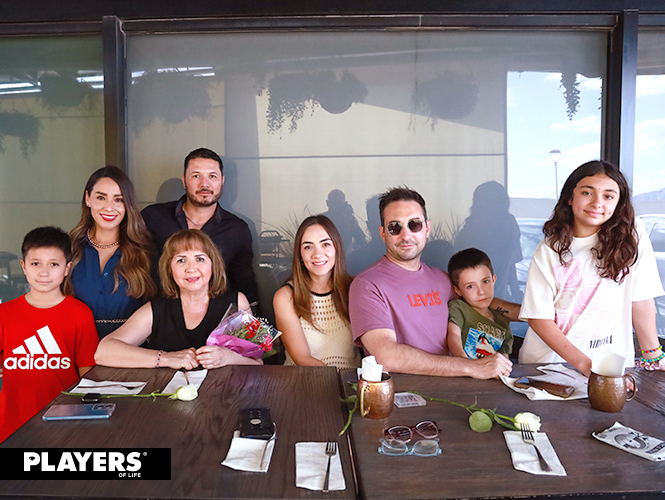 Ricardo, Mariano, Isabel, Silvia, Karen, Franco, Alegra y Santino.