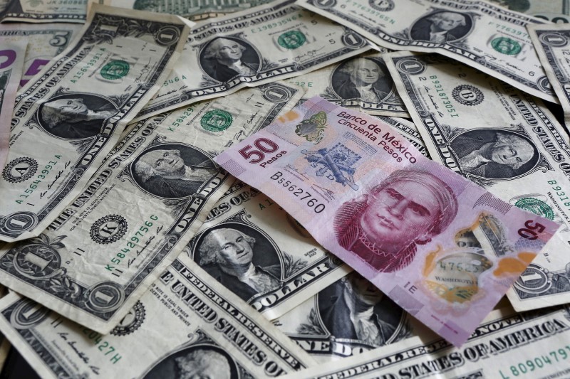 El dólar cae ligeramente y el peso se mantiene estable este viernes 23 de mayo