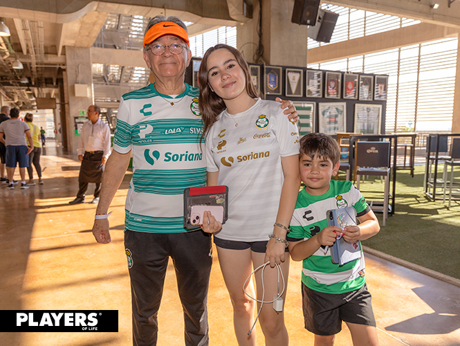 Isabella Abbadie, Carlos Lobato y Max.