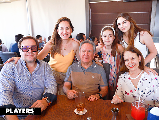 Mónica, Francisco, Pedro, Dora, Regina y María René.