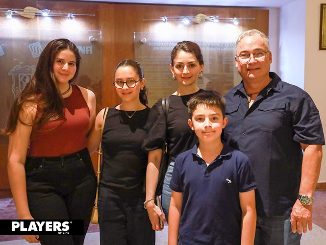 Sofi, Regina, Diana, Akio y Alejandro.
