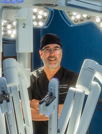 Especializado en cirugía robótica, el Doctor Raúl Domínguez pone a Torreón en el mapa de la medicina de alta precisión en América Latina.